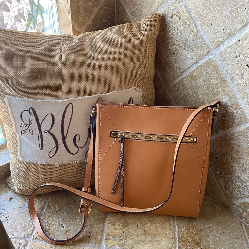 GILI crossbody.